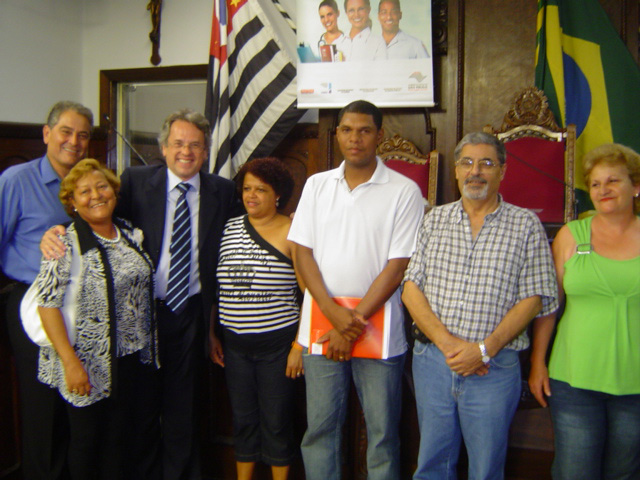 Deputado Pedro Tobias com participantes do sorteio, em Bauru<a style='float:right;color:#ccc' href='https://www3.al.sp.gov.br/repositorio/noticia/03-2008/PEDRO TOBIAS CREDITO B.jpg' target=_blank><i class='bi bi-zoom-in'></i> Clique para ver a imagem </a>